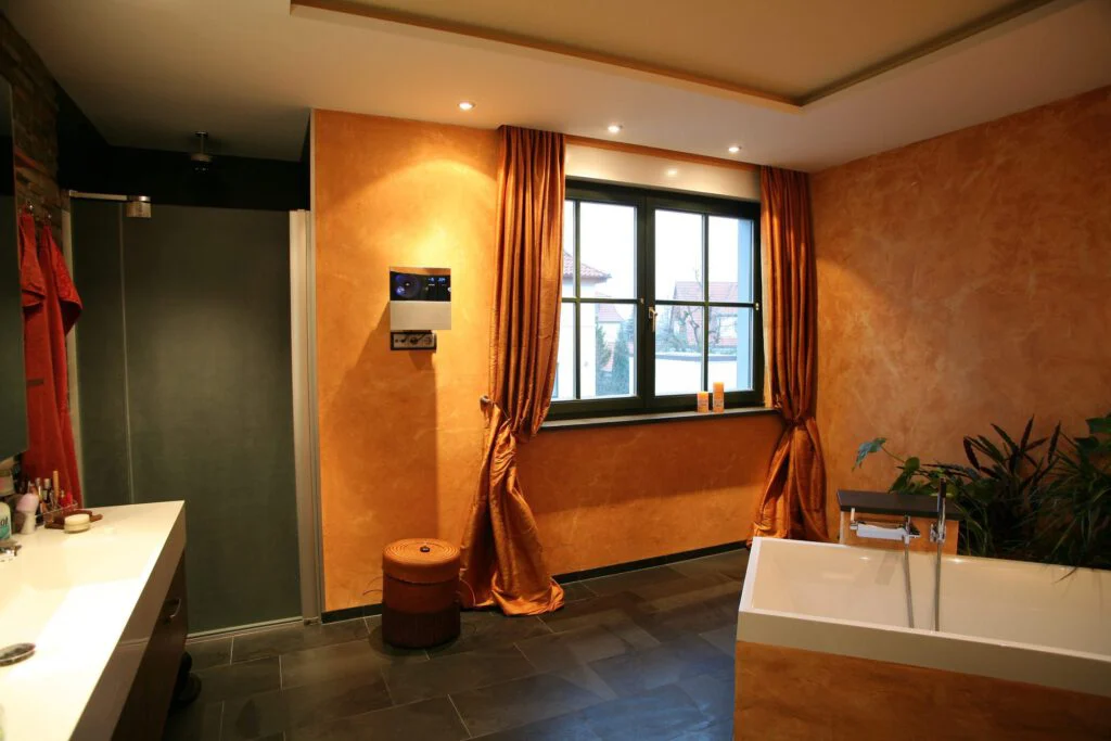 65 Exklusiv gestaltetes Badezimmer scaled